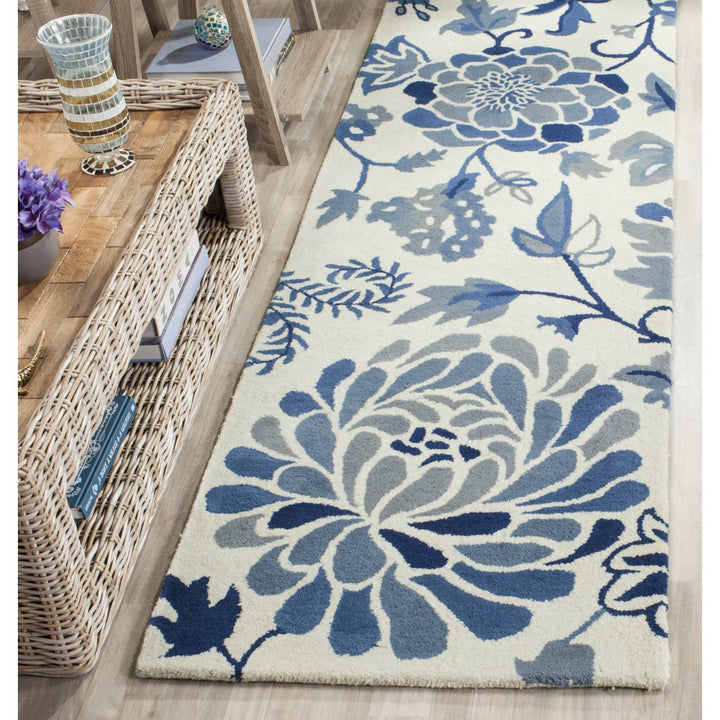 SAFAVIEH Martha Stewart MSR4732A Handmade Azurite Rug Image 3