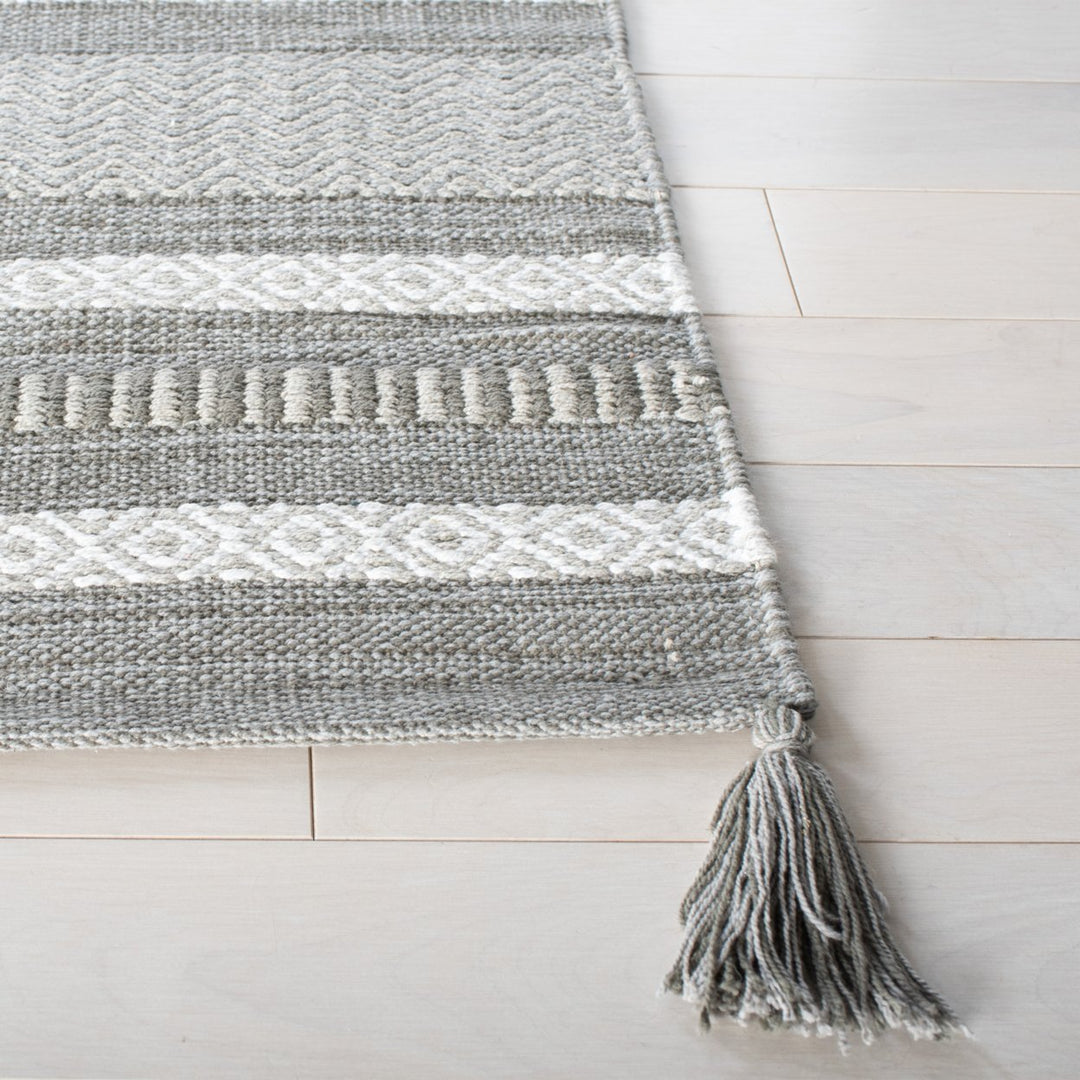 SAFAVIEH Montauk MTK214F Handwoven Grey / Ivory Rug Image 5