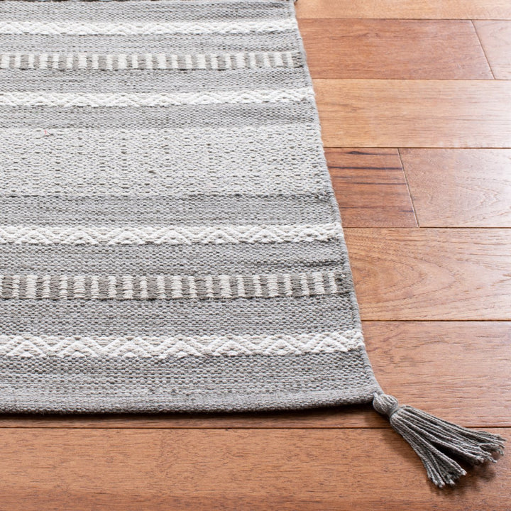 SAFAVIEH Montauk MTK215F Handwoven Grey / Ivory Rug Image 5