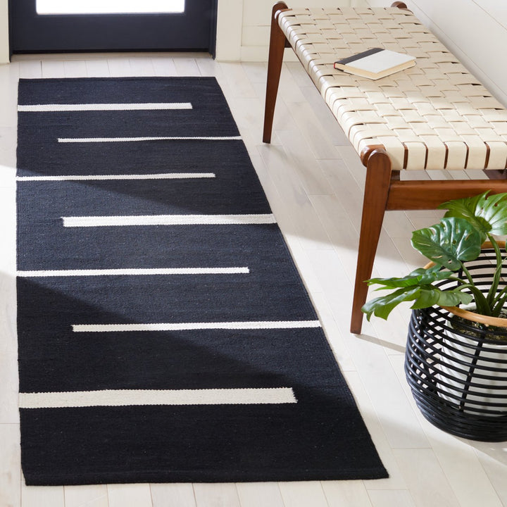 SAFAVIEH Montauk MTK311Z Handwoven Black / Ivory Rug Image 2