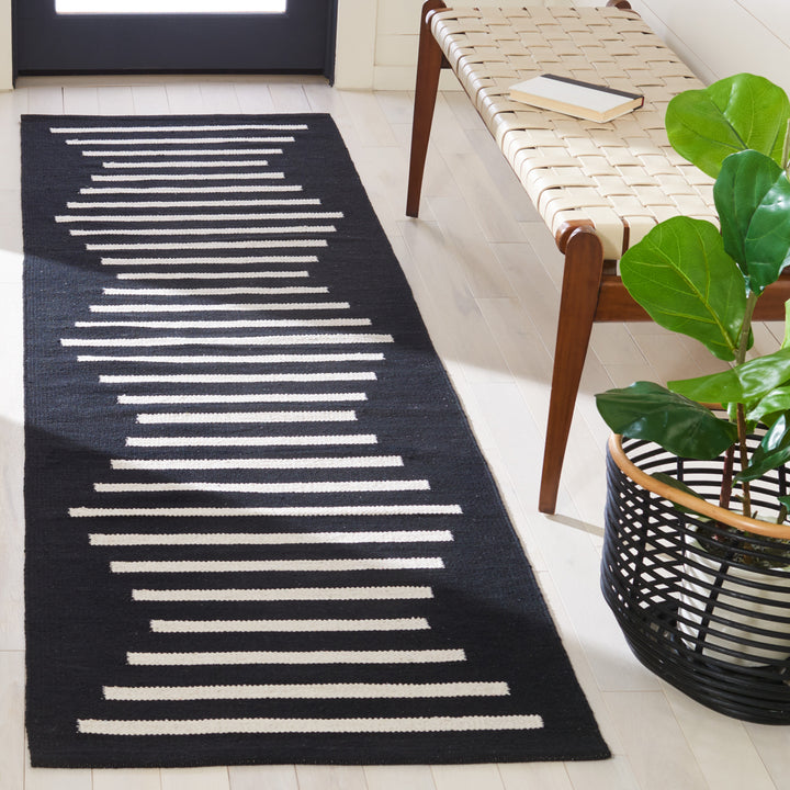 SAFAVIEH Montauk MTK313Z Handwoven Black / Ivory Rug Image 2