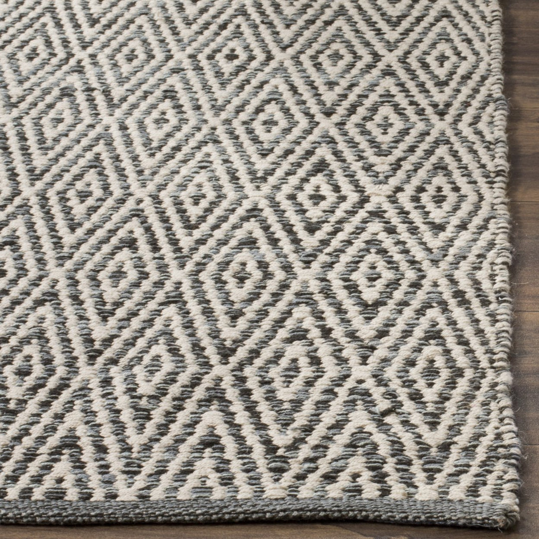 SAFAVIEH Montauk MTK414A Handwoven Ivory / Dark Grey Rug Image 7