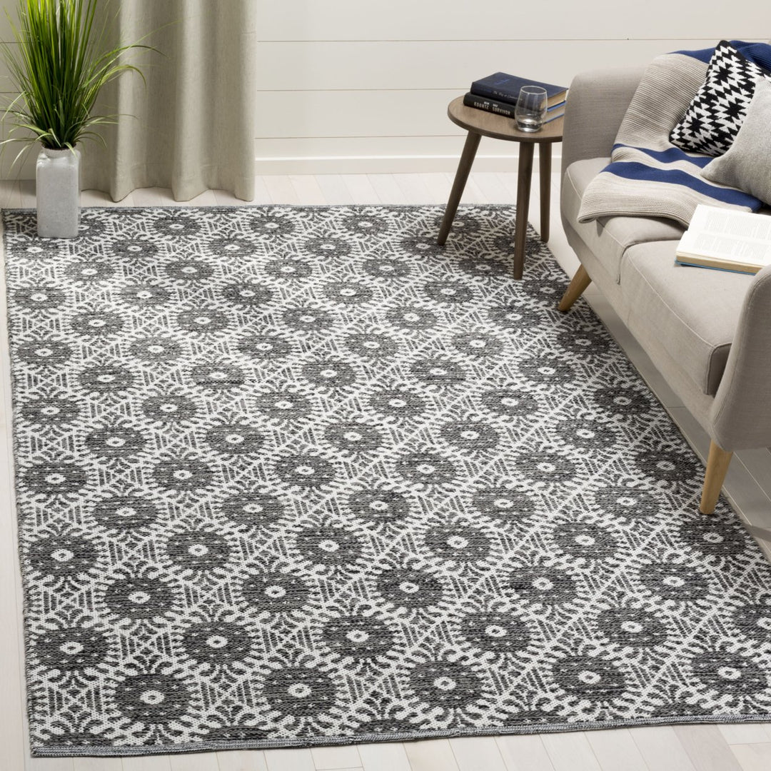 SAFAVIEH Montauk MTK612A Handwoven Black / Ivory Rug Image 1