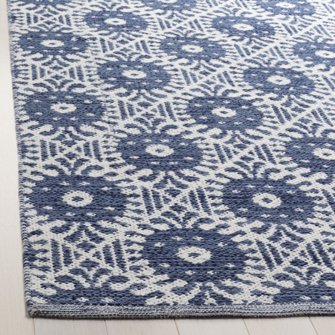 SAFAVIEH Montauk MTK612C Handwoven Navy / Ivory Rug Image 3