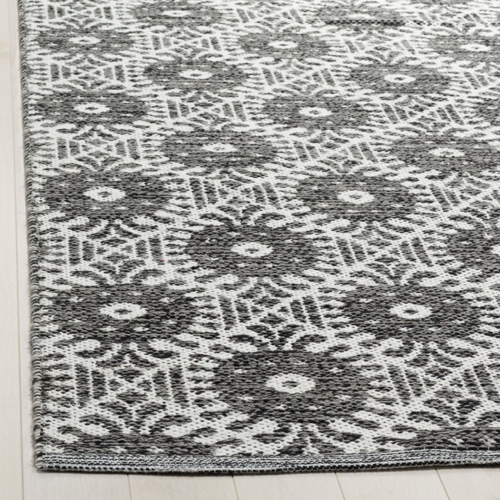 SAFAVIEH Montauk MTK612A Handwoven Black / Ivory Rug Image 3