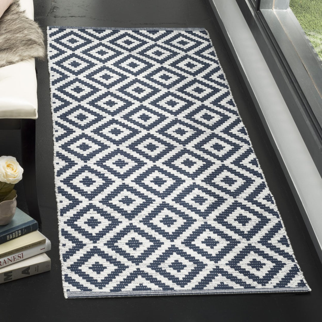 SAFAVIEH Montauk MTK613C Handwoven Navy / Ivory Rug Image 2