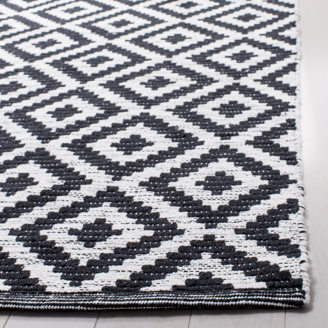 SAFAVIEH Montauk MTK613A Handwoven Black / Ivory Rug Image 4