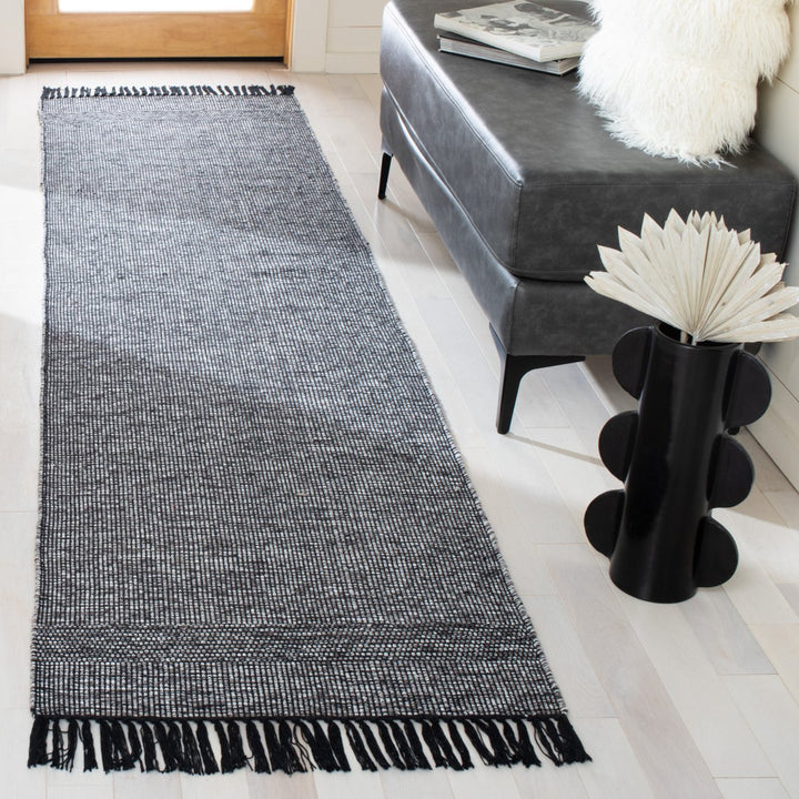 SAFAVIEH Montauk MTK620H Handwoven Charcoal / Black Rug Image 3