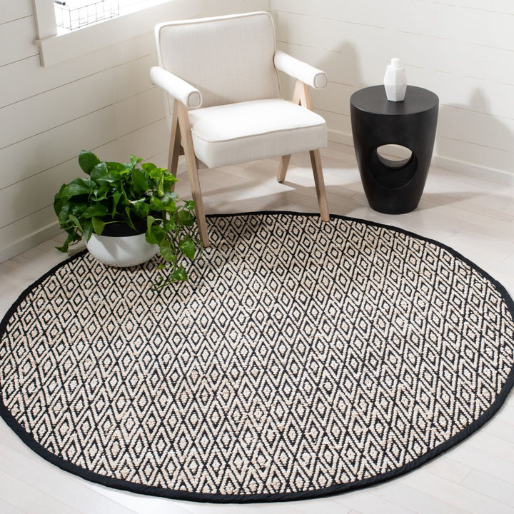 SAFAVIEH Montauk MTK621B Handwoven Beige / Black Rug Image 2