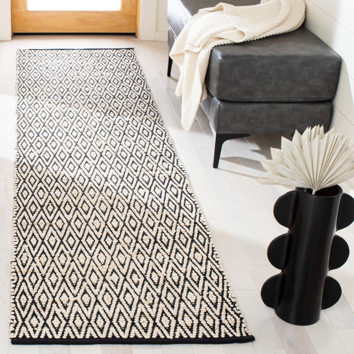 SAFAVIEH Montauk MTK621B Handwoven Beige / Black Rug Image 3