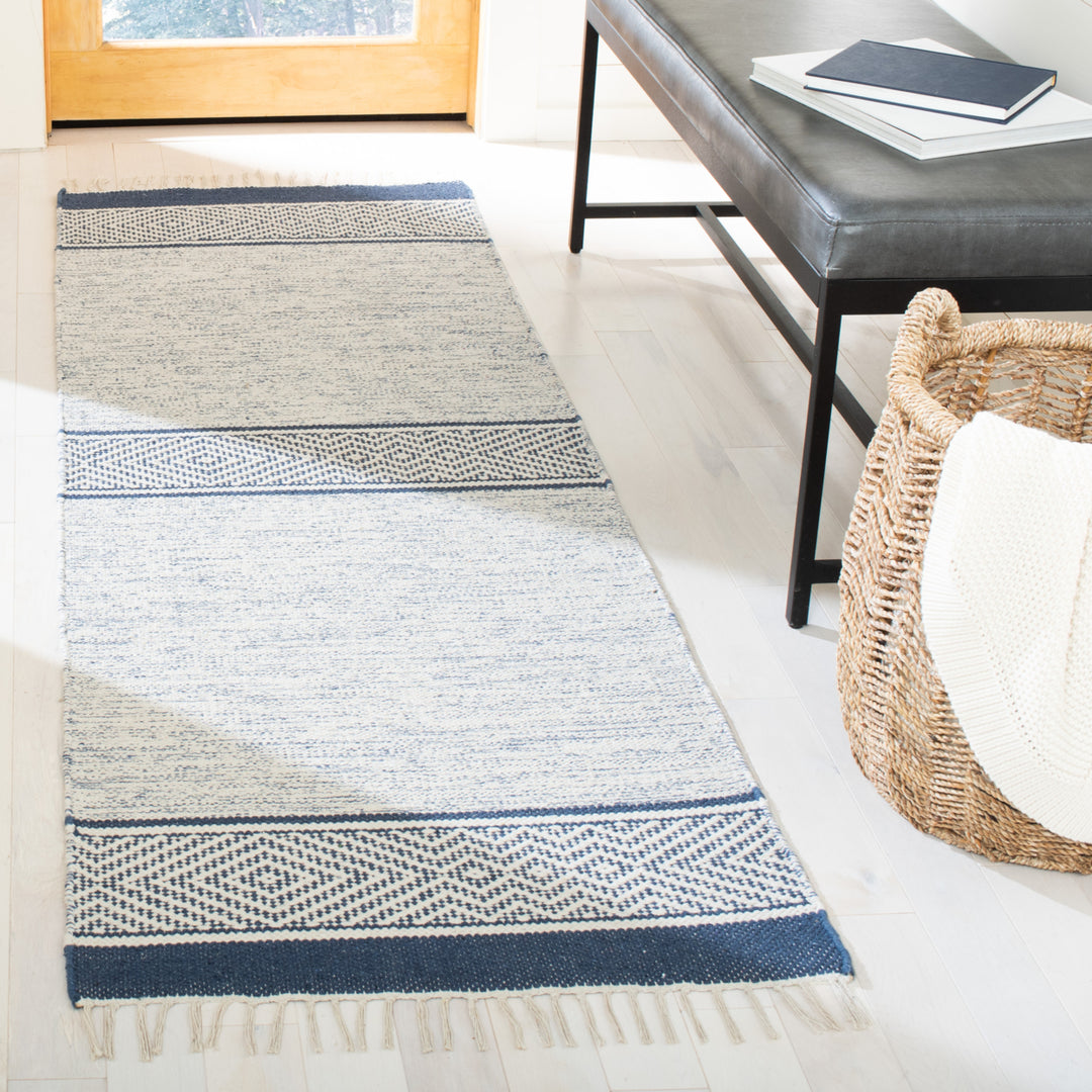 SAFAVIEH Montauk MTK651N Handmade Ivory / Navy Rug Image 4