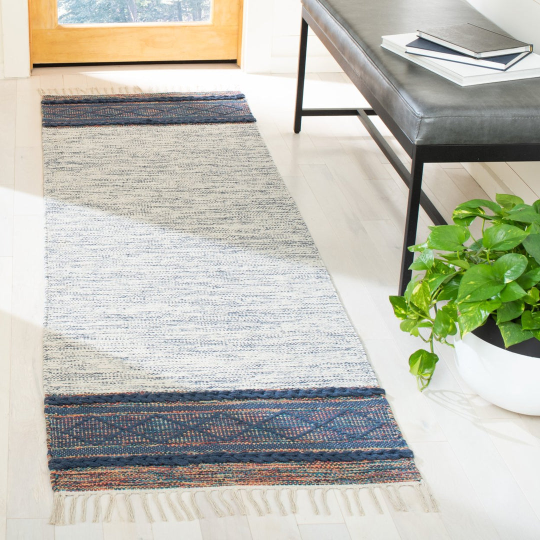 SAFAVIEH Montauk MTK653N Handmade Navy / Beige Rug Image 3