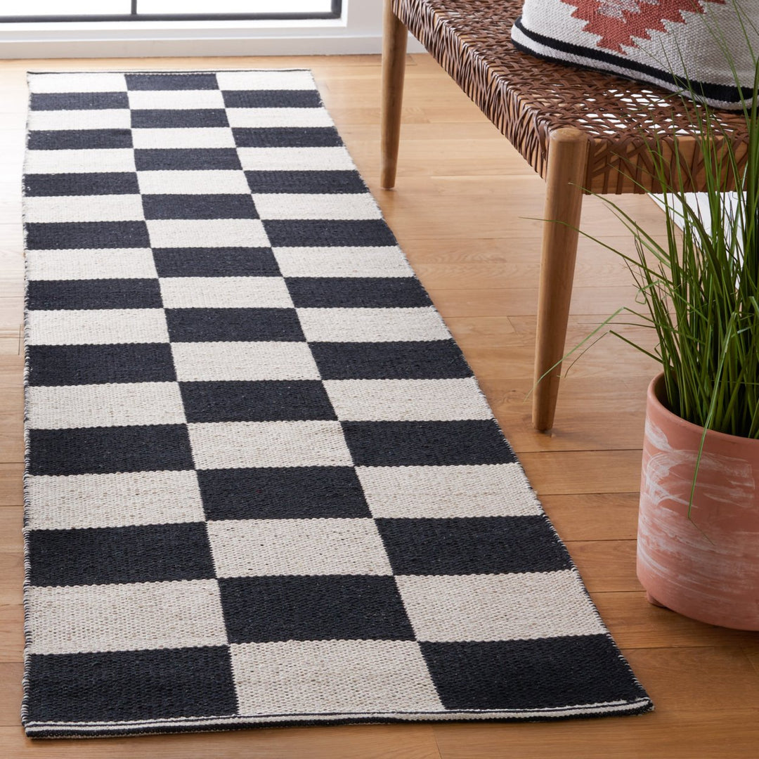 SAFAVIEH Montauk MTK705Z Handwoven Black / Ivory Rug Image 2