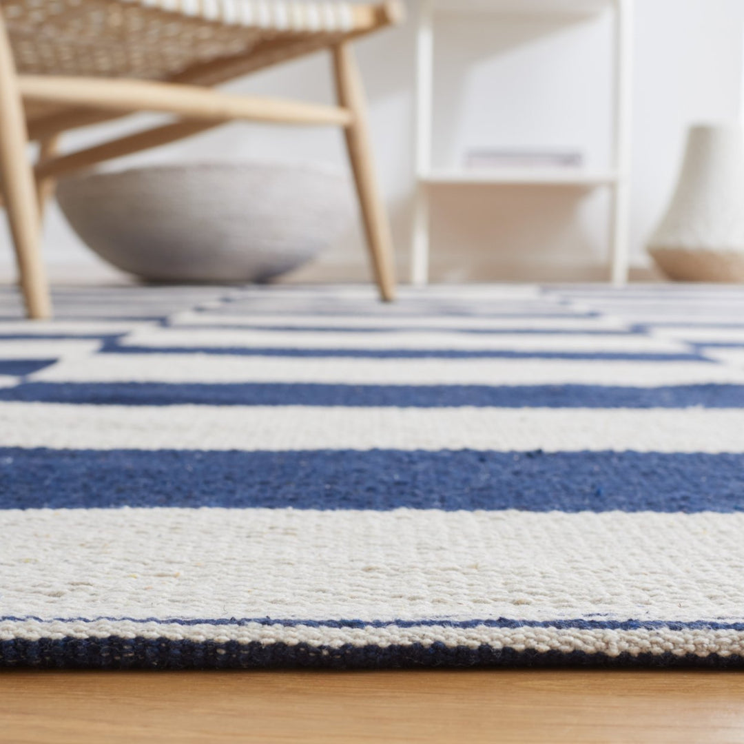 SAFAVIEH Montauk MTK705N Handwoven Navy / Ivory Rug Image 5