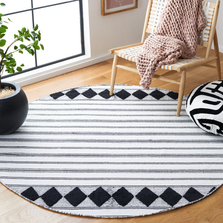 SAFAVIEH Montauk MTK708Z Handwoven Black / Ivory Rug Image 2