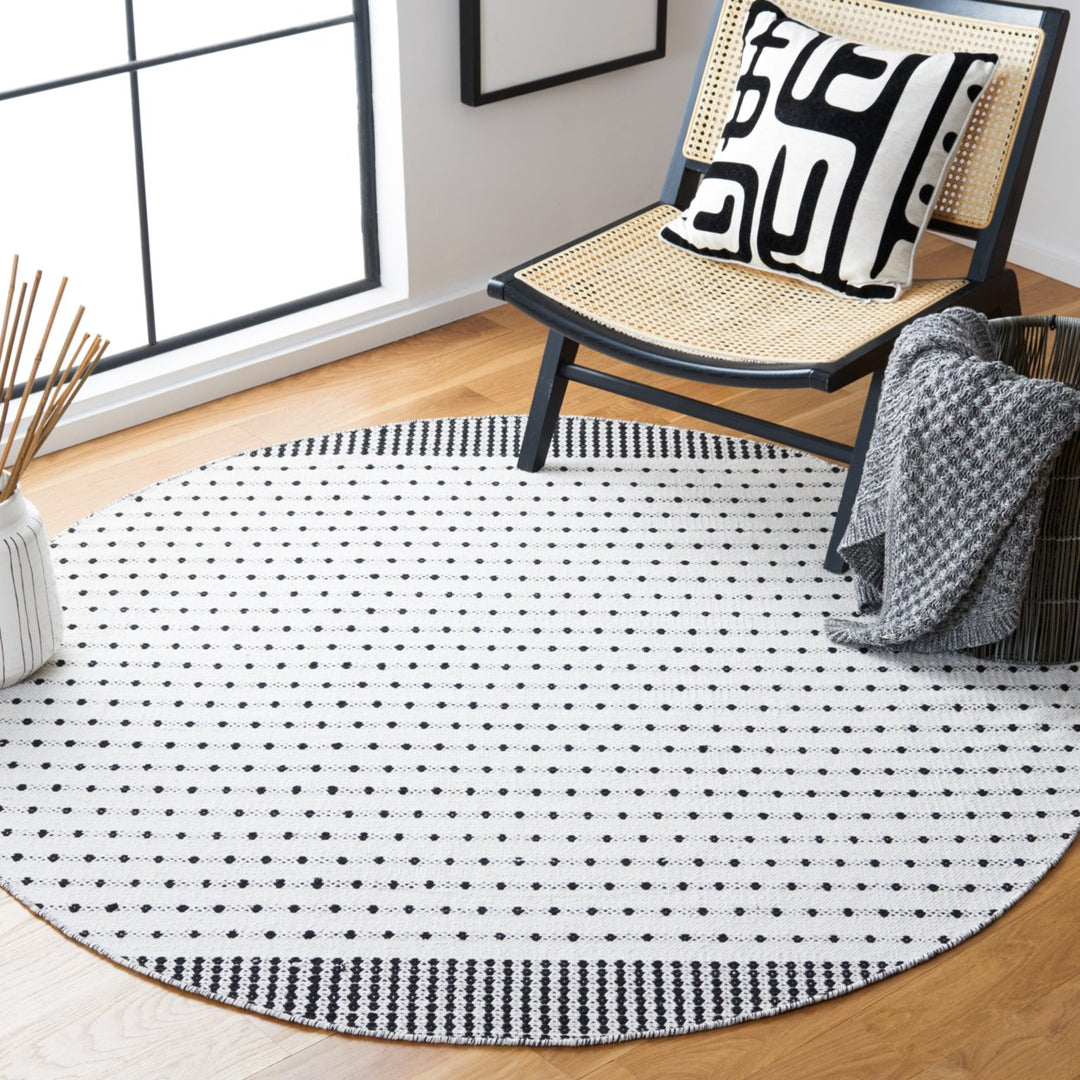 SAFAVIEH Montauk MTK714Z Handwoven Black / Ivory Rug Image 2