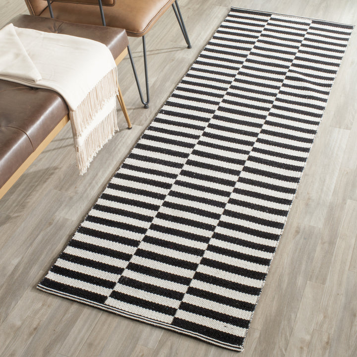 SAFAVIEH Montauk MTK715D Handwoven Ivory / Black Rug Image 2