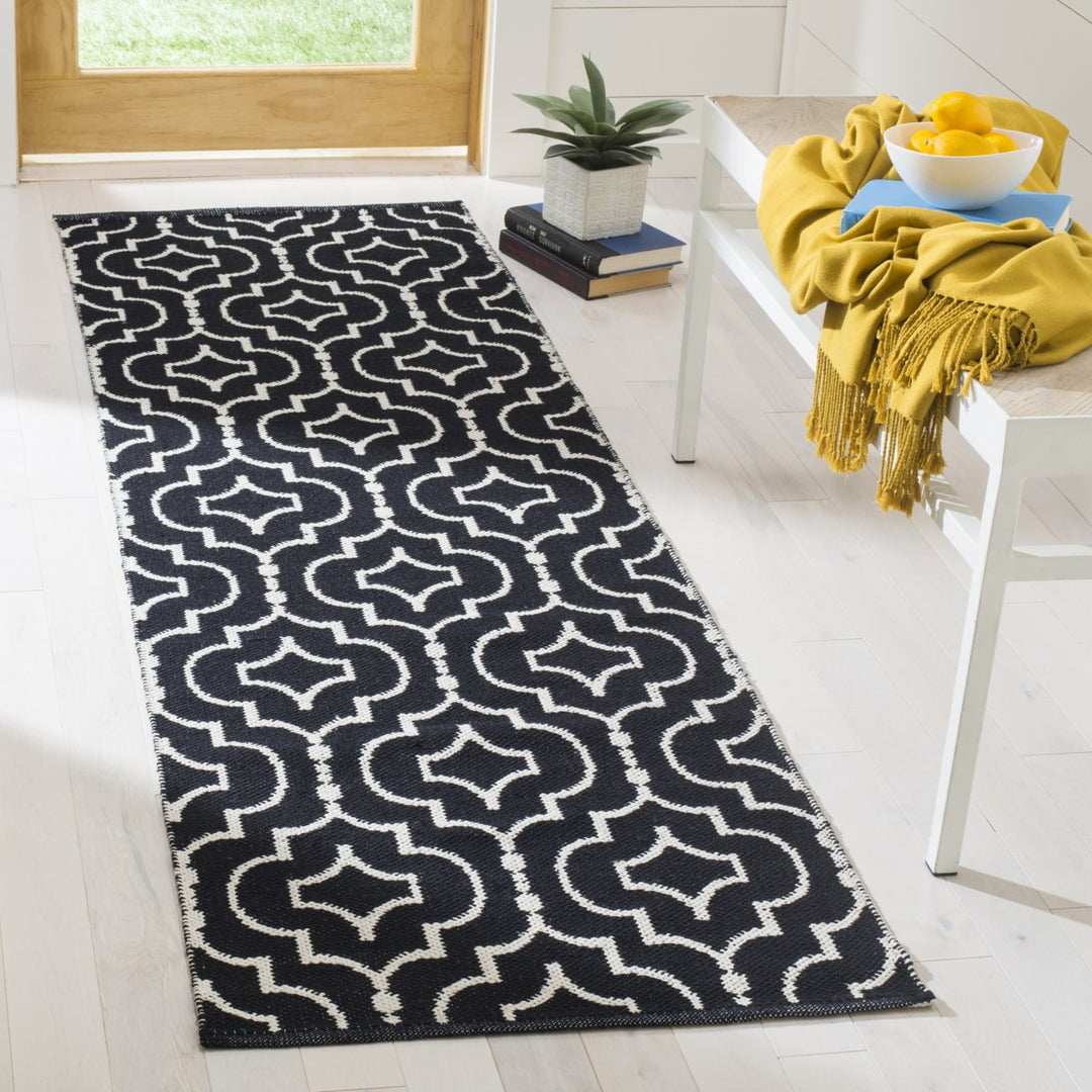 SAFAVIEH Montauk MTK722D Handwoven Black / Ivory Rug Image 3