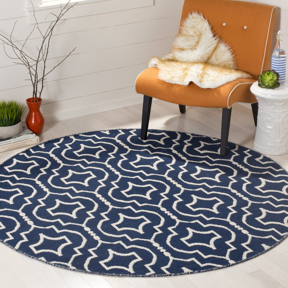 SAFAVIEH Montauk MTK722H Handwoven Navy / Ivory Rug Image 2