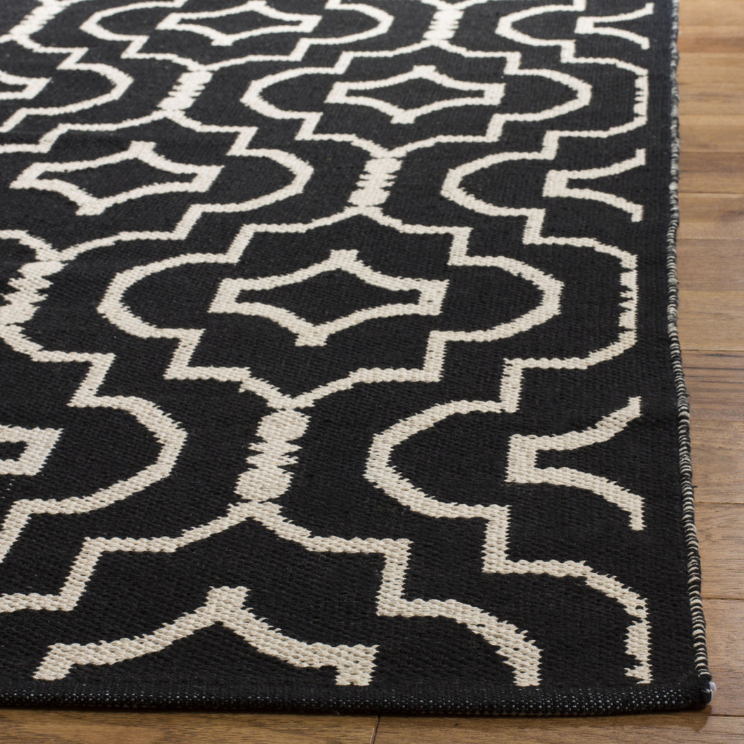 SAFAVIEH Montauk MTK722D Handwoven Black / Ivory Rug Image 7