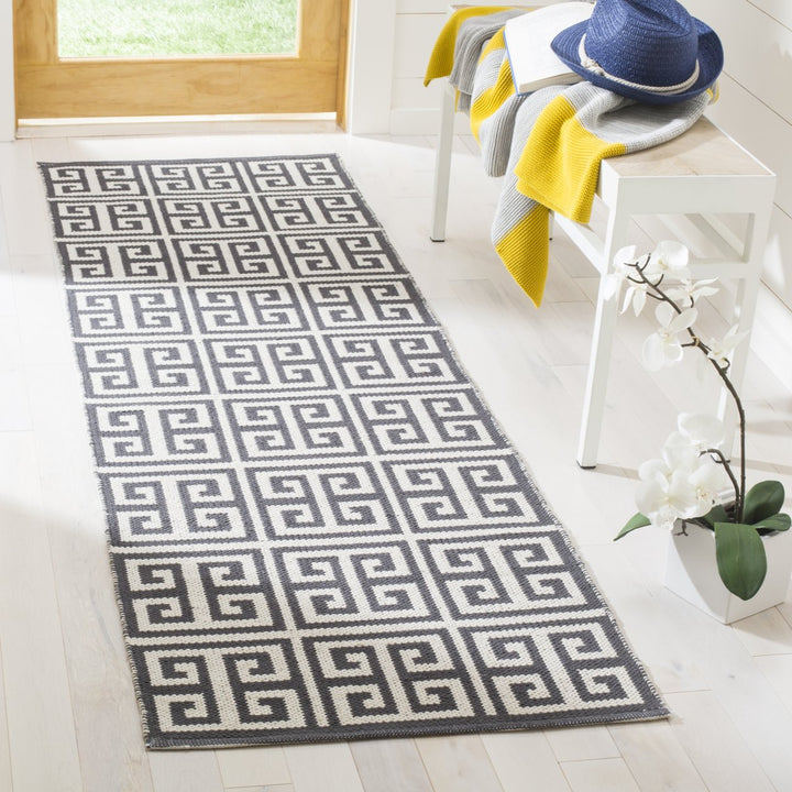 SAFAVIEH Montauk MTK724E Handwoven Dark Grey / Ivory Rug Image 3