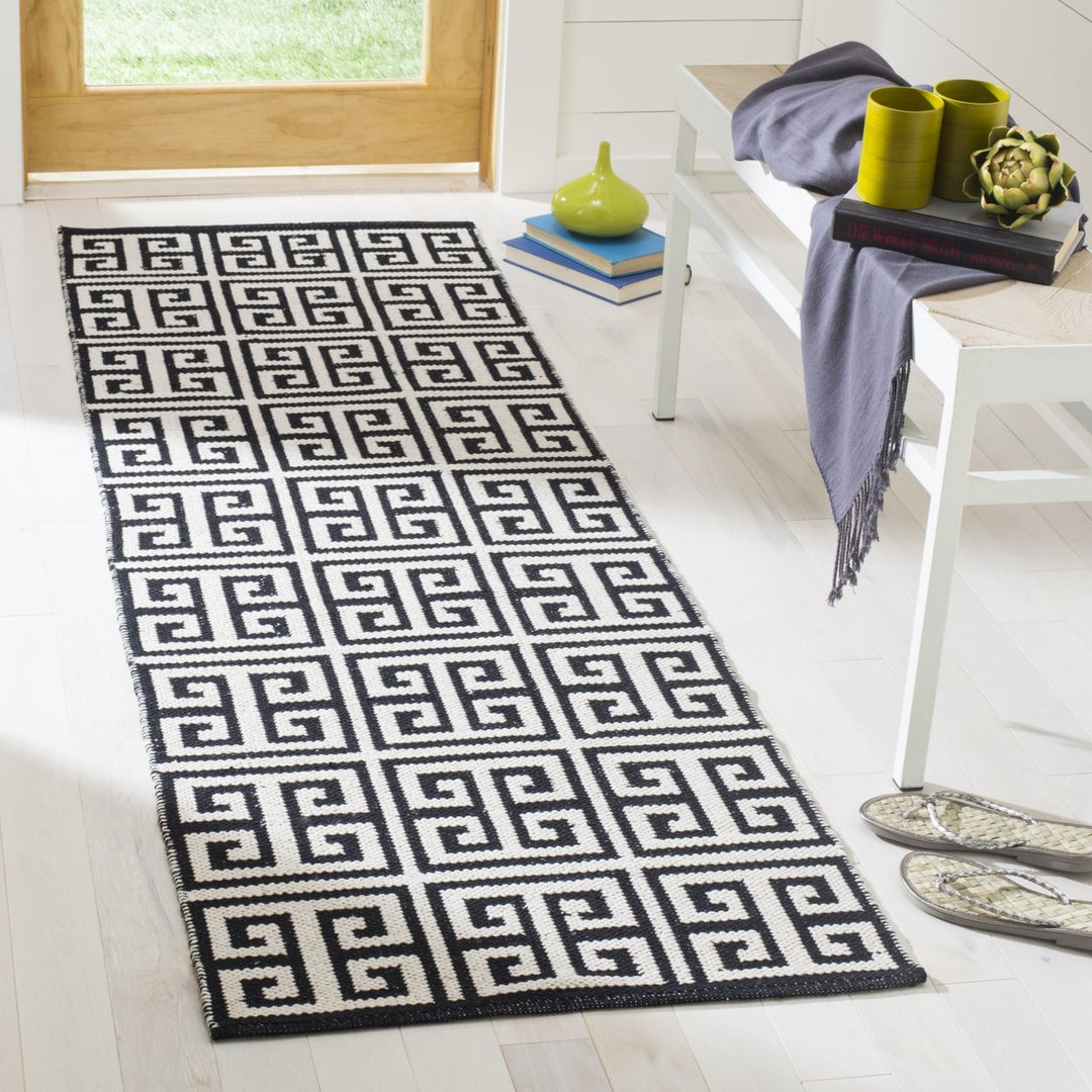 SAFAVIEH Montauk MTK724D Handwoven Black / Ivory Rug Image 3