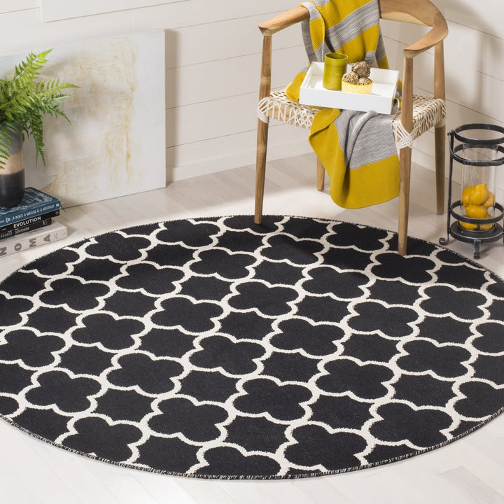 SAFAVIEH Montauk MTK725D Handwoven Black / Ivory Rug Image 2