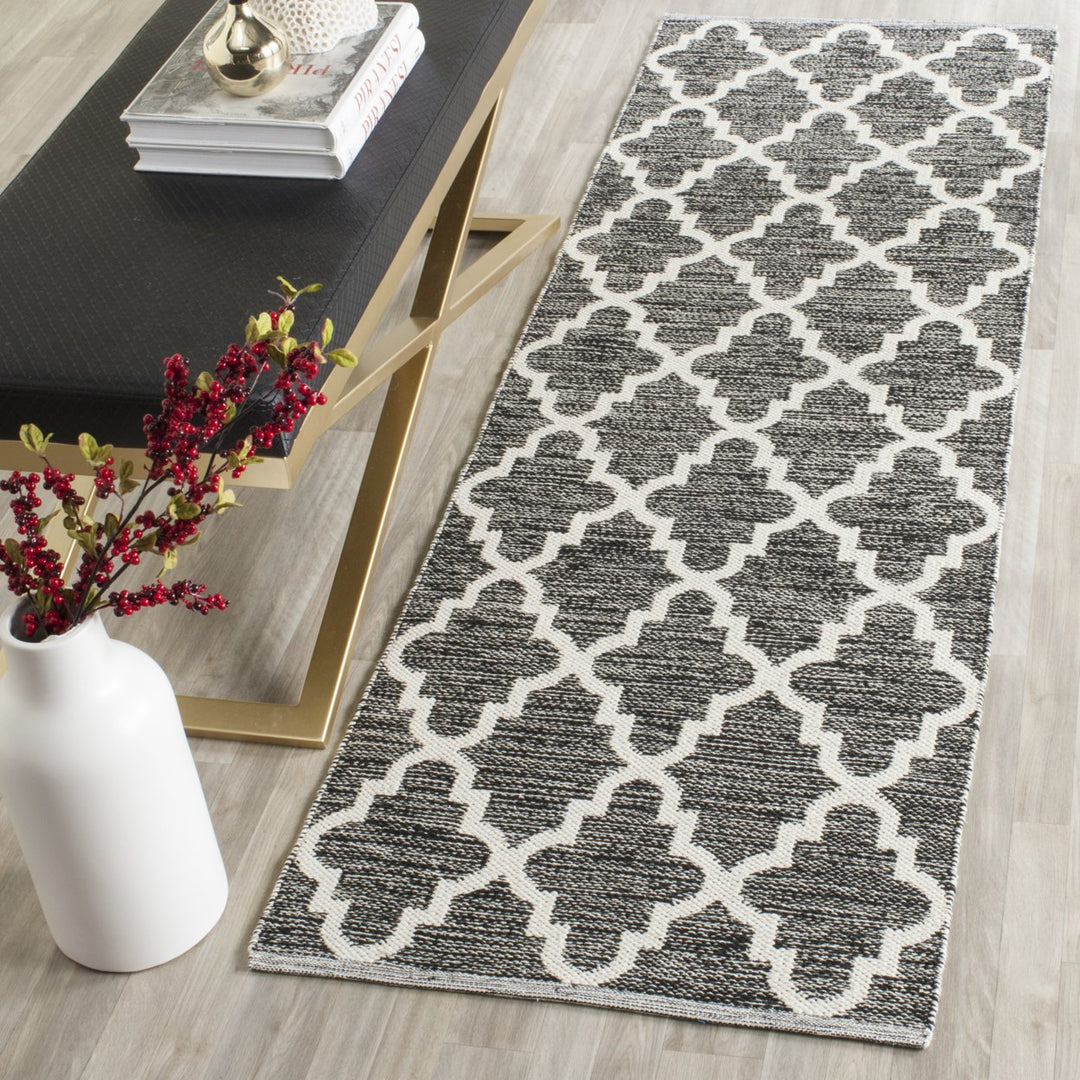 SAFAVIEH Montauk MTK810D Handwoven Black / Ivory Rug Image 3