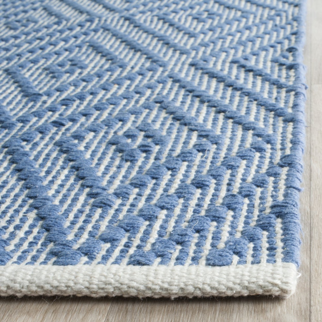 SAFAVIEH Montauk MTK811B Handwoven Blue / Ivory Rug Image 4