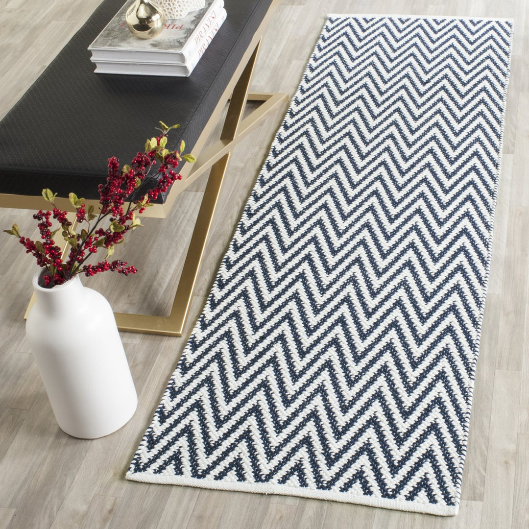 SAFAVIEH Montauk MTK812C Handwoven Navy / Ivory Rug Image 2