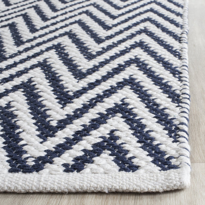 SAFAVIEH Montauk MTK812C Handwoven Navy / Ivory Rug Image 4