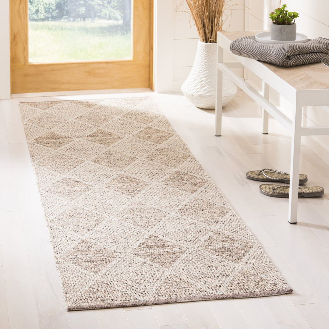 SAFAVIEH Montauk Collection MTK822E Handwoven Beige Rug Image 3