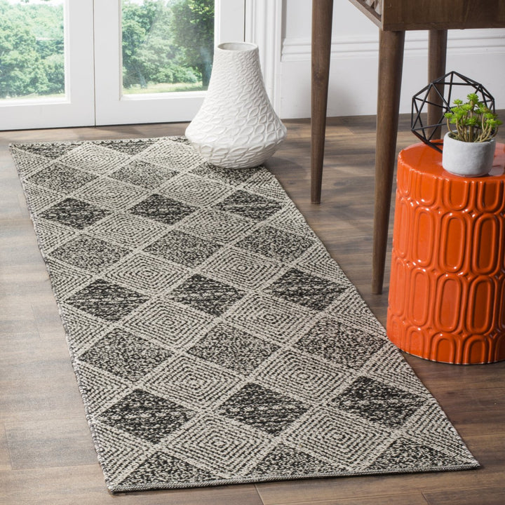 SAFAVIEH Montauk Collection MTK822D Handwoven Black Rug Image 3