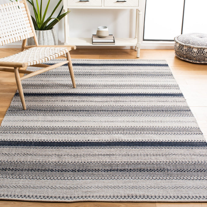 SAFAVIEH Montauk MTK851H Handwoven Grey / Black Rug Image 1