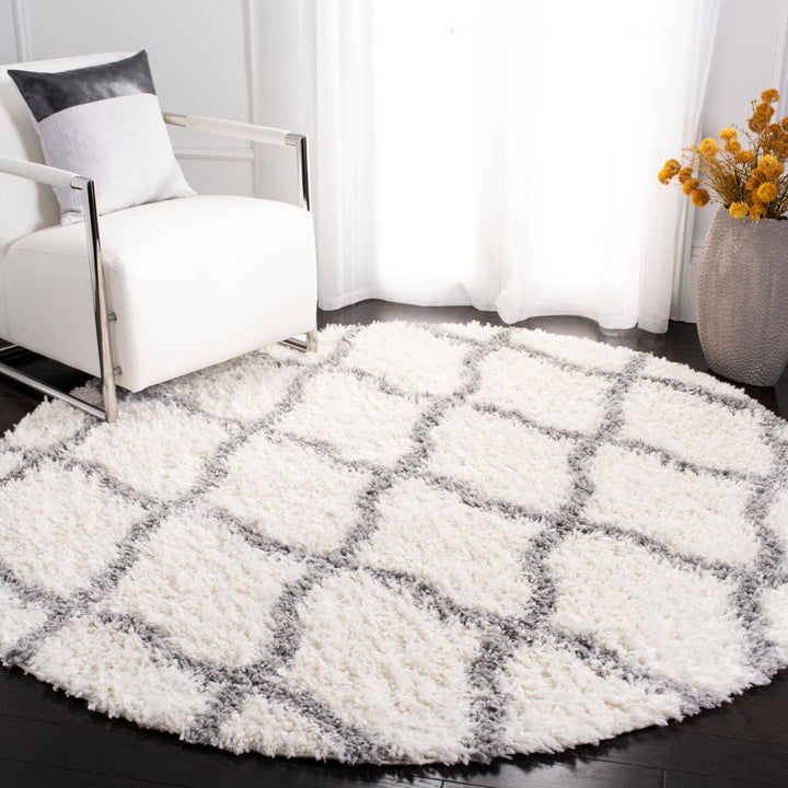 SAFAVIEH Moroccan Tassel Shag MTS358B Ivory / Lt Grey Rug Image 2