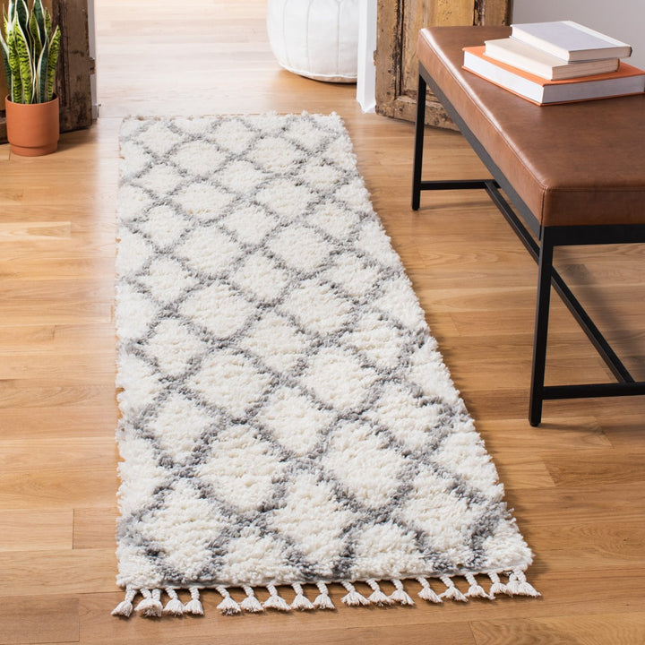 SAFAVIEH Moroccan Tassel Shag MTS358B Ivory / Lt Grey Rug Image 3