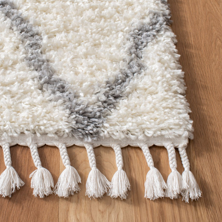 SAFAVIEH Moroccan Tassel Shag MTS358B Ivory / Lt Grey Rug Image 7