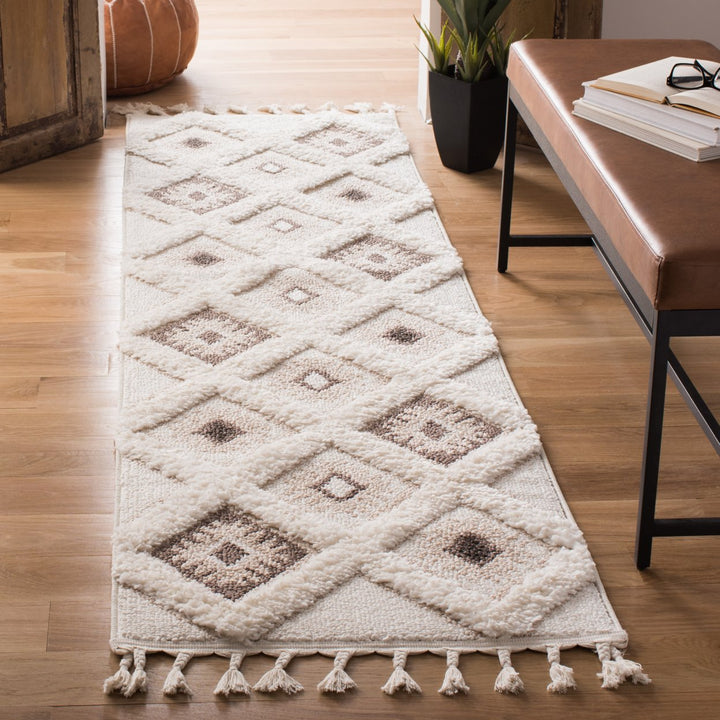 SAFAVIEH Moroccan Tassel Shag MTS601A Ivory /Brown Rug Image 3