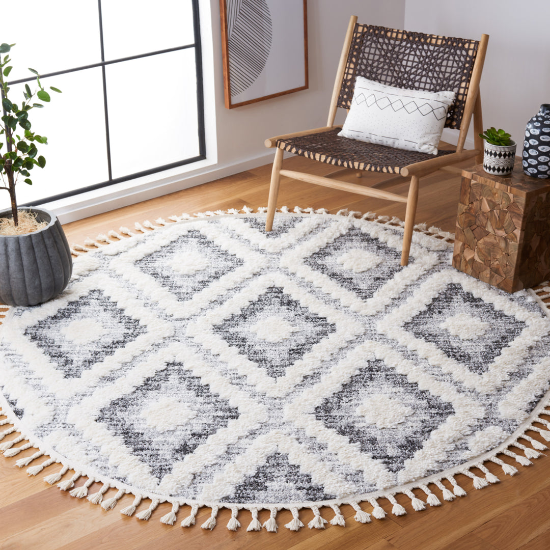 SAFAVIEH Moroccan Tassel Shag MTS610A Ivory / Grey Rug Image 3