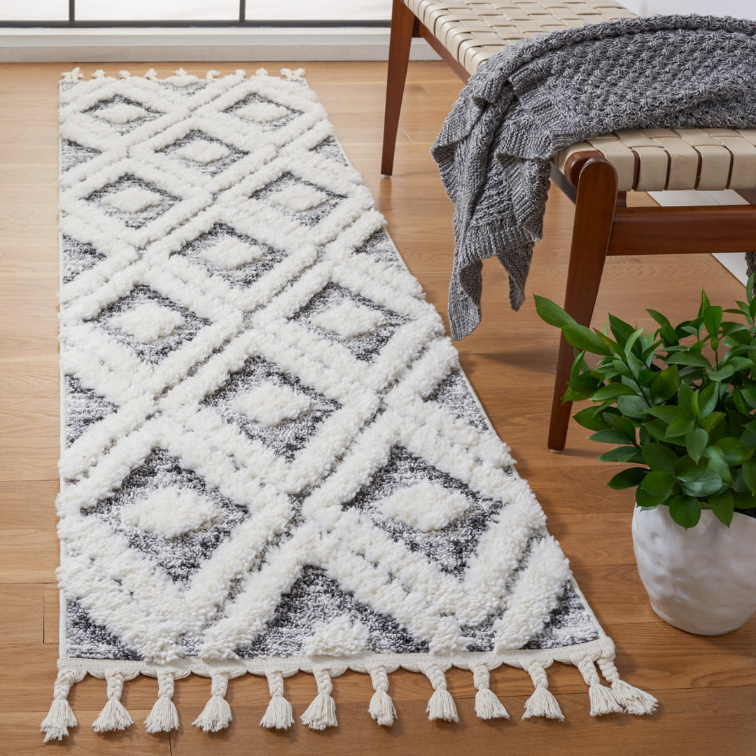 SAFAVIEH Moroccan Tassel Shag MTS610A Ivory / Grey Rug Image 4