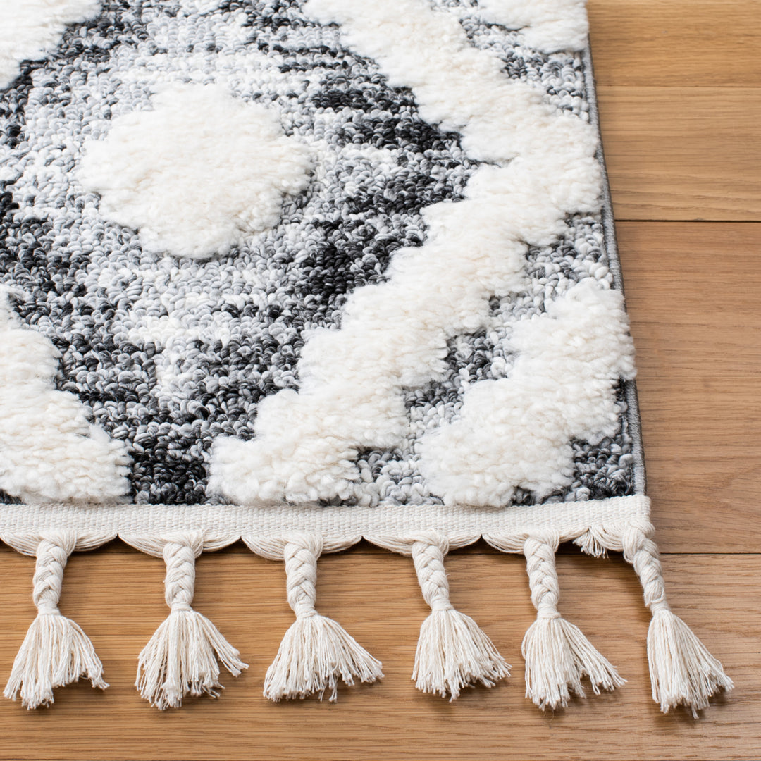 SAFAVIEH Moroccan Tassel Shag MTS610A Ivory / Grey Rug Image 8