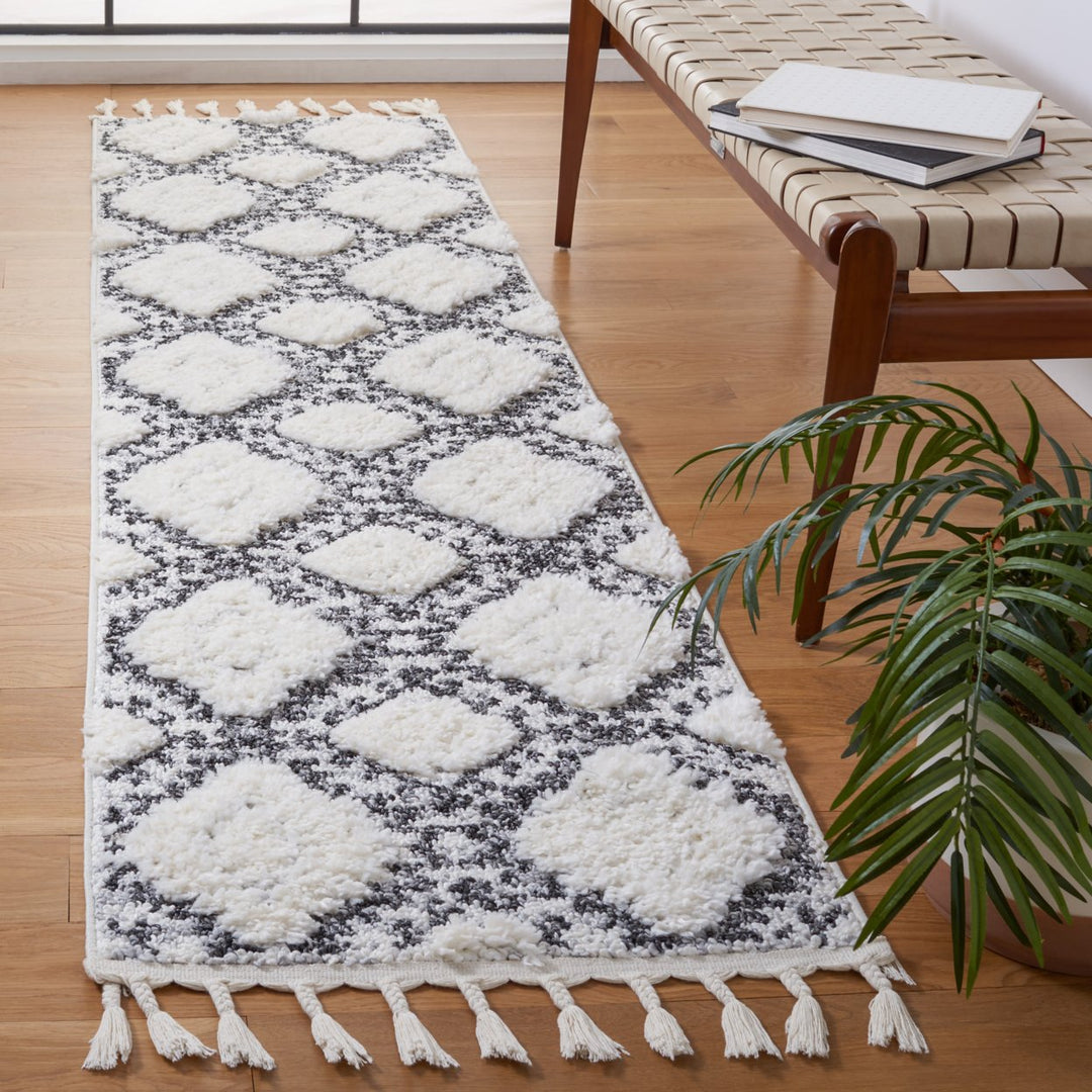 SAFAVIEH Moroccan Tassel Shag MTS616A Ivory / Grey Rug Image 3