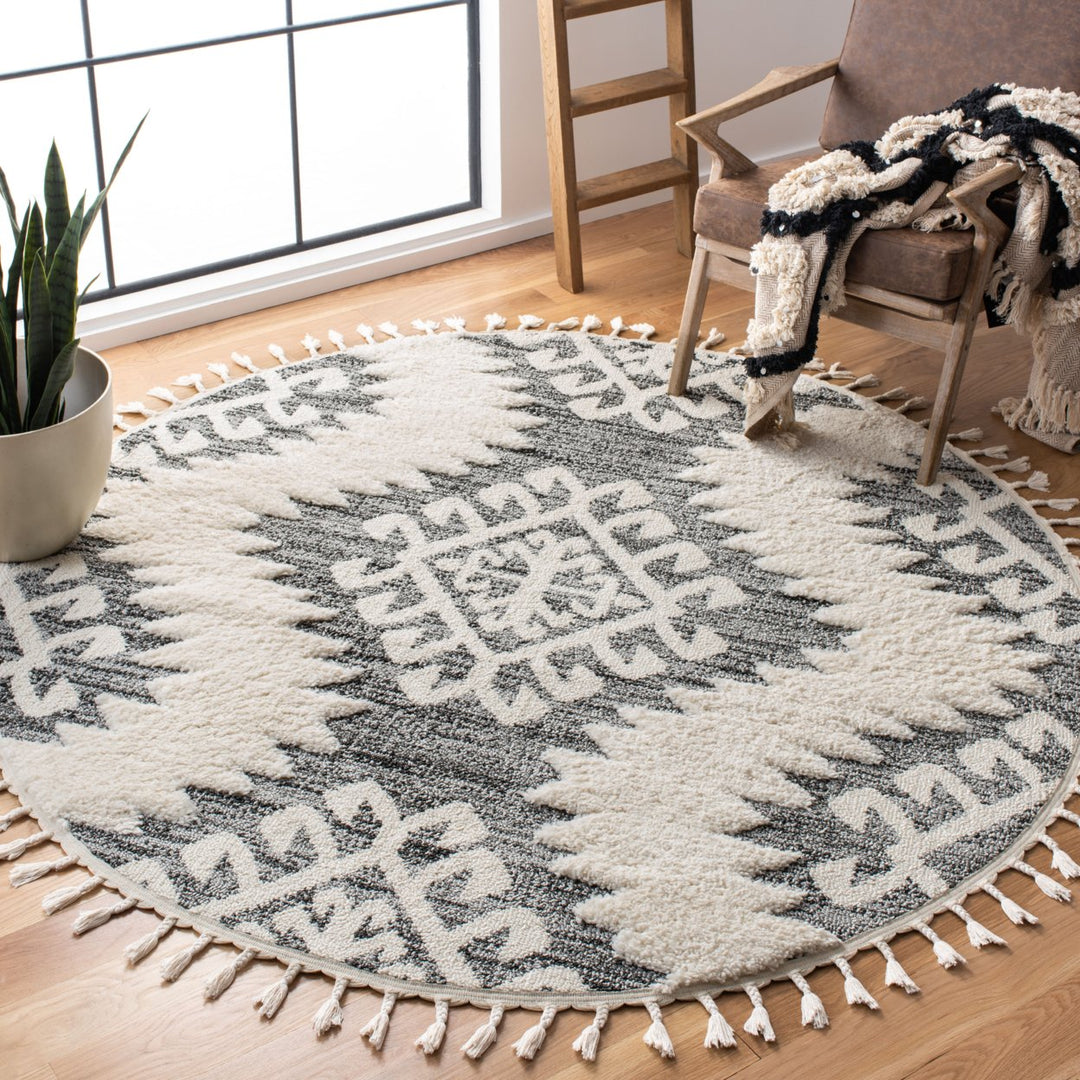 SAFAVIEH Moroccan Tassel Shag MTS652F Ivory / Grey Rug Image 8