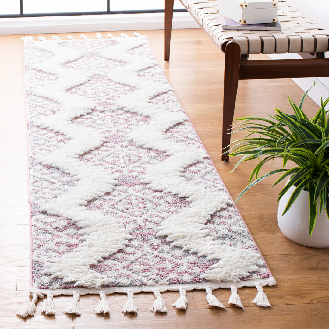 SAFAVIEH Moroccan Tassel Shag MTS652U Pink / Ivory Rug Image 3