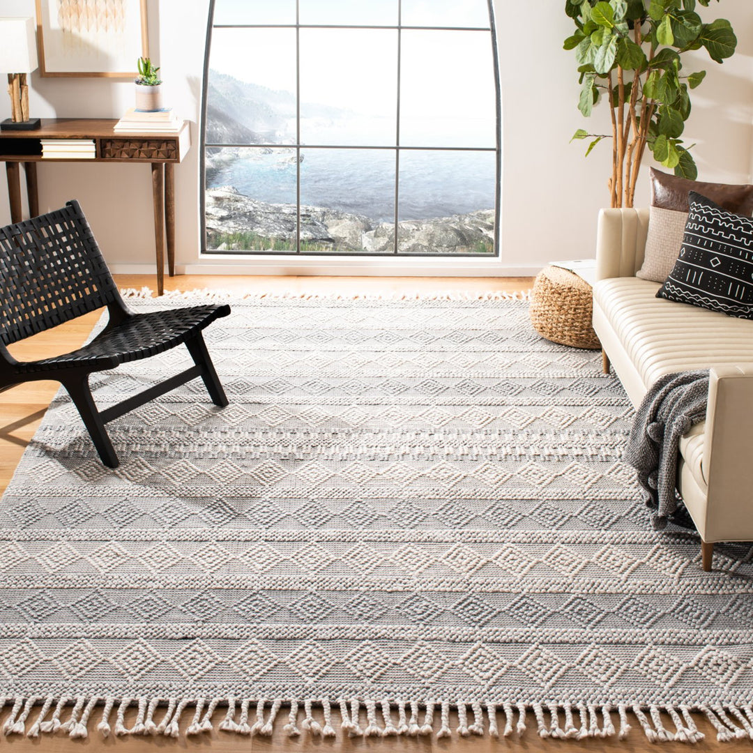 SAFAVIEH Natura Collection NAT317G Handwoven Silver Rug Image 1