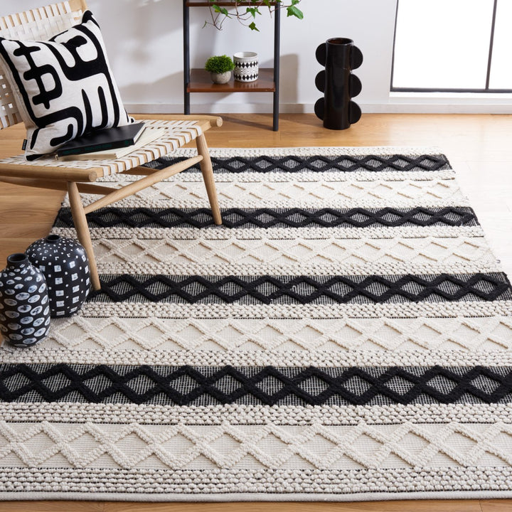 SAFAVIEH Natura NAT334A Handwoven Ivory / Black Rug Image 1