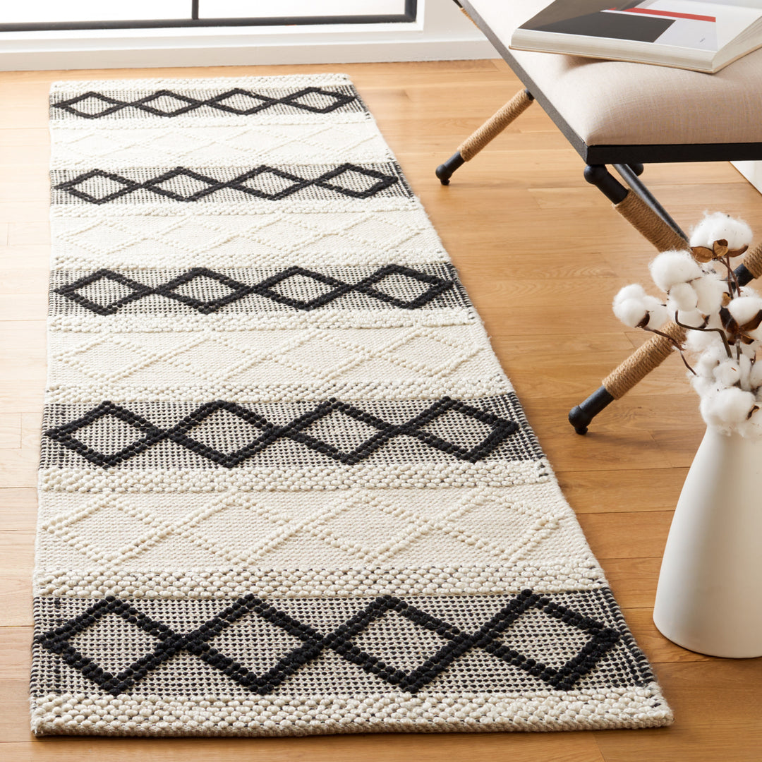 SAFAVIEH Natura NAT334A Handwoven Ivory / Black Rug Image 3