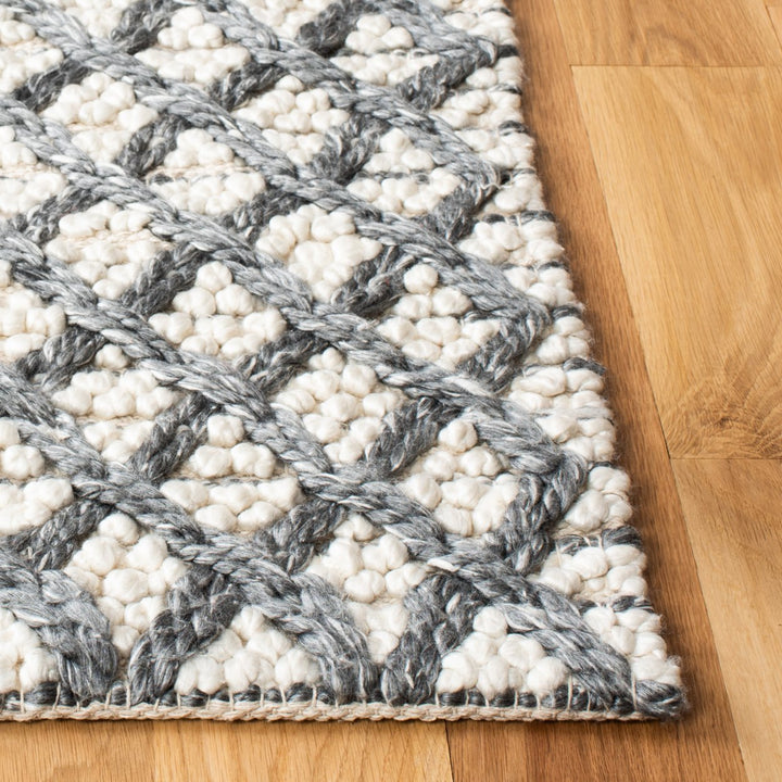 SAFAVIEH Natura NAT404F Handwoven Grey / Beige Rug Image 5