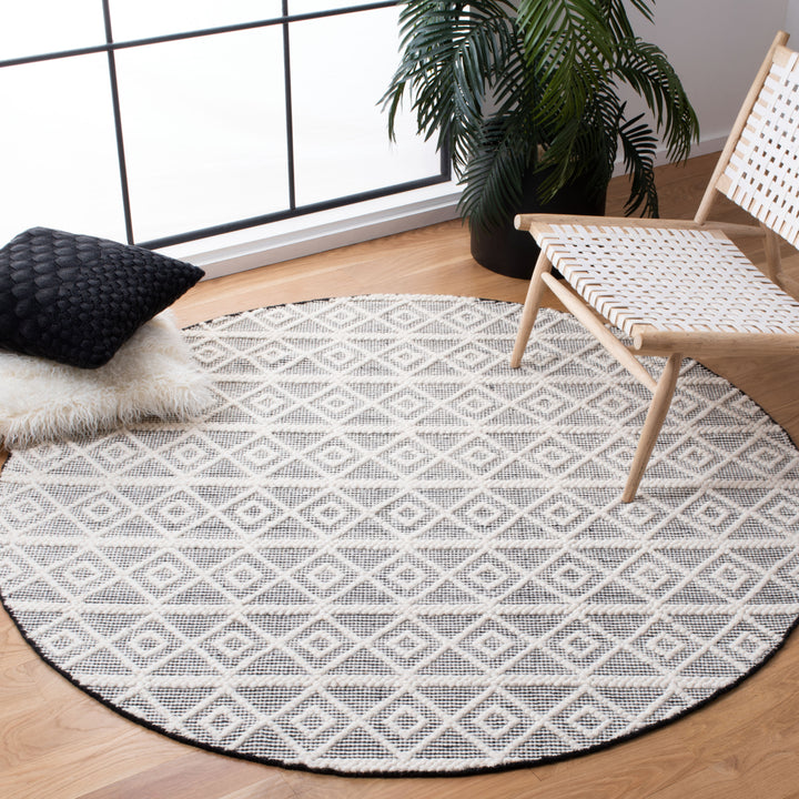 SAFAVIEH Natura NAT477A Handwoven Ivory / Black Rug Image 2