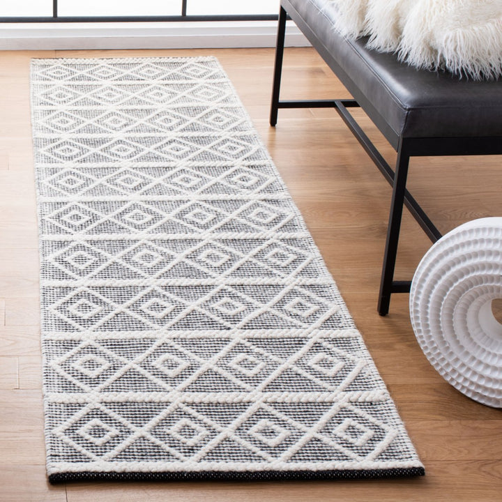 SAFAVIEH Natura NAT477A Handwoven Ivory / Black Rug Image 3